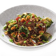 Гречневая лапша стир-фрай с брокколи и арахисом