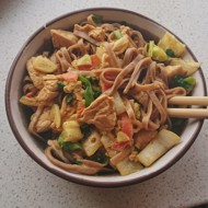 Гречневая лапша в карри-соусе с индейкой и  кокосовым молоком