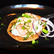 Гречневые оладьи с соленым лососем и йогуртовой заправкой