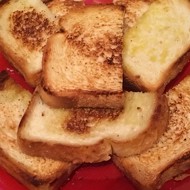 Гренки с чесноком и солью