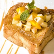 Гренки с корицей и грушевым соусом