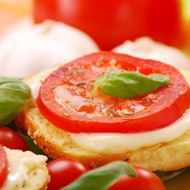 Гренки с козьим сыром и соусом