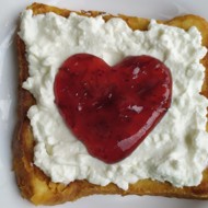 Гренки с рикоттой и клюквенным джемом