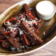 Гренки с сырным соусом