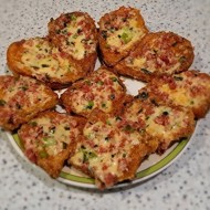 Гренки с сыром, колбасой и зеленью на сковороде