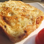Гренки в омлете с сыром