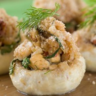 Грибы фаршированные крабовым мясом, рикоттой и зеленью