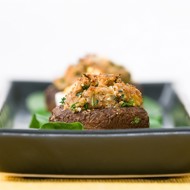 Грибы фаршированные сыром бри, с зеленью и чесноком