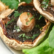 Грибы на гриле с трюфельным маслом, рукколой и пармезаном