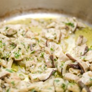 Грибы, запеченные в сметане, с сыром