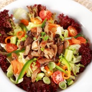 Грибной салат с соусом терияки, козьим сыром и кунжутом