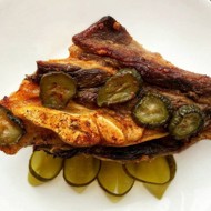 Грудинка с барбекю и солеными огурцами