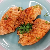 Грудка индейки, обжаренная на сковороде гриль