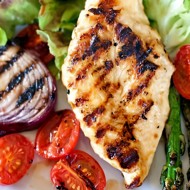 Грудка курицы на гриле с овощами