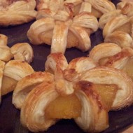 Груша и ананасы в сиропе, запеченные в слоеном тесте