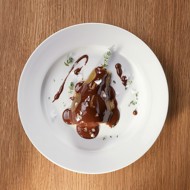Груша с шоколадным соусом, сыром и цветами соли
