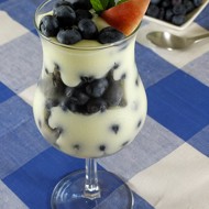 Грушевый десерт с мороженым и свежими ягодами