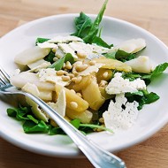 Грушевый салат с рукколой и овечьим сыром