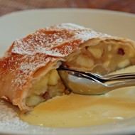 Грушево-яблочный штрудель с соусом