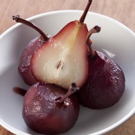 Груши, припущенные в мускате с лавровым листом и корицей