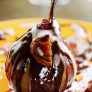 Груши с саке с теплым шоколадным соусом