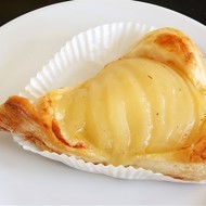 Груши в слоеном тесте с корицей