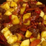 Гуляш из говядины с картофелем
