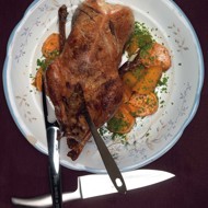 Гусь с яблочным чатни с печеными овощами