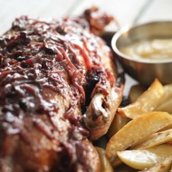 Гусь с соусом из портвейна и яблочным пюре