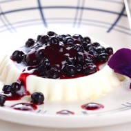 Густой черничный соус с лимонной цедрой