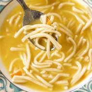 Густой куриный бульон с вермишелью