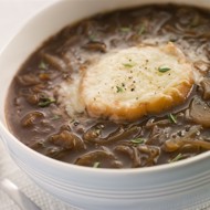 Густой луковый суп с сырными булочками