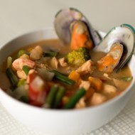 Густой томатный суп с лососем, тигровыми креветками и мидиями