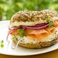 Хала с начинкой из копченого лосося, маскарпоне, укропа и огурца