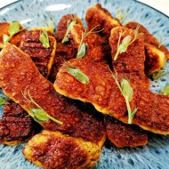 Халуми с карри на сковороде