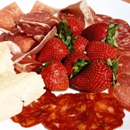 Хамон с клубникой