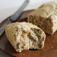 Хлеб с бананами, имбирем и бразильскими орехами