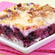 Хлебная шарлотка с черной смородиной