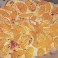 Хлебная шарлотка с персиками