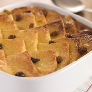 Хлебный пудинг с изюмом и корицей