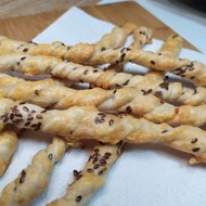 Хлебные палочки с сыром и семенами льна