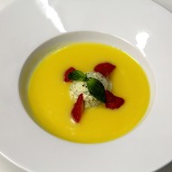Холодный ананасово-кокосовый суп с мороженным из базилика