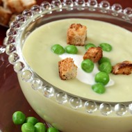 Холодный летний крем-суп с йогуртом, мятой, горошком и цукини