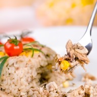 Холодный рис с тунцом и майонезом