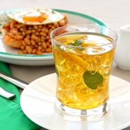 Холодный зеленый чай с лимоном и мятой