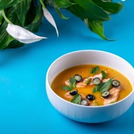 Холодный манговый суп с форелью, голубикой и базиликом