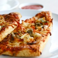 Хрустящая закуска из пармской ветчины, пекорино и розмарина