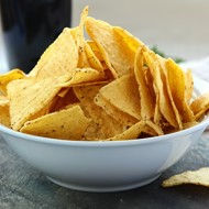 Хрустящие чипсы с оливковым маслом и крупной солью