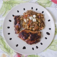 Хрустящая курочка в бальзамическом уксусе с гарниром из томатов с сыром фета