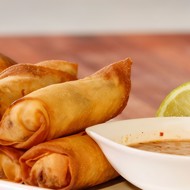 Хрустящие сигары с креветками и кокосовым соусом